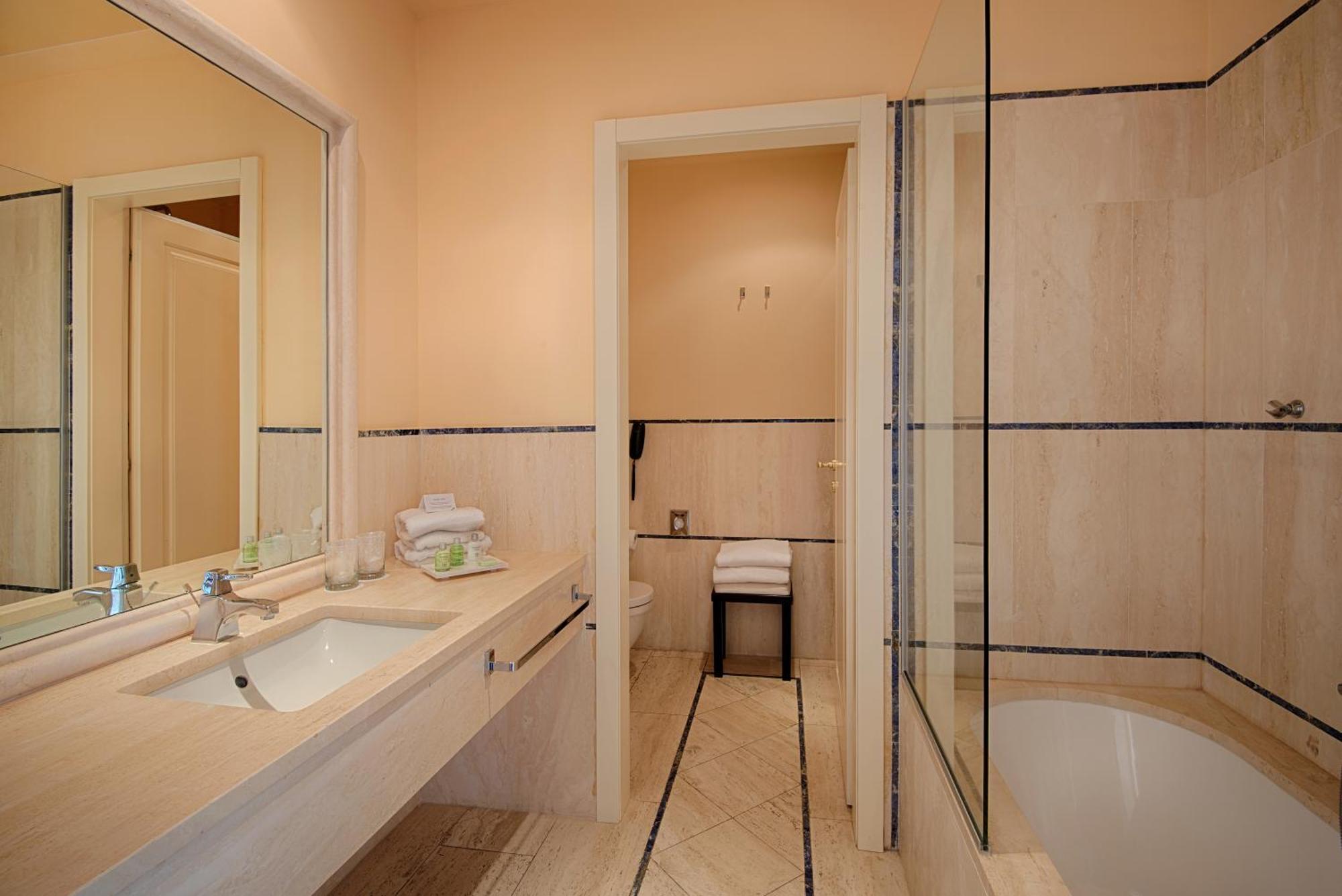 Junior Suite mit 2 Einzelbetten oder 1 Kingsize-Bett und Meerblick